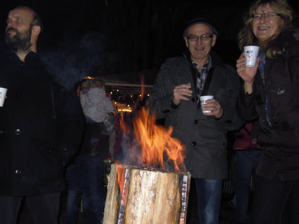 Zahlreich strmten die Besucher auf den Weihnachtsmarkt, bummelten und verweilten bei den Angeboten.<?ZP?>
