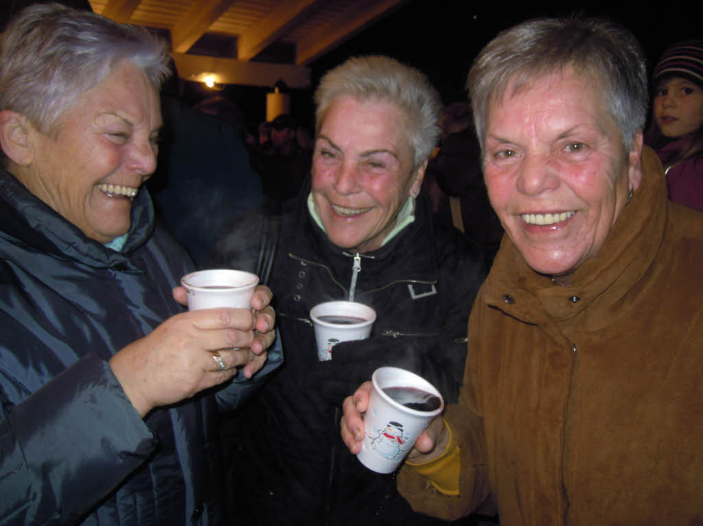 Zahlreich strmten die Besucher auf den Weihnachtsmarkt, bummelten und verweilten bei den Angeboten.<?ZP?>
