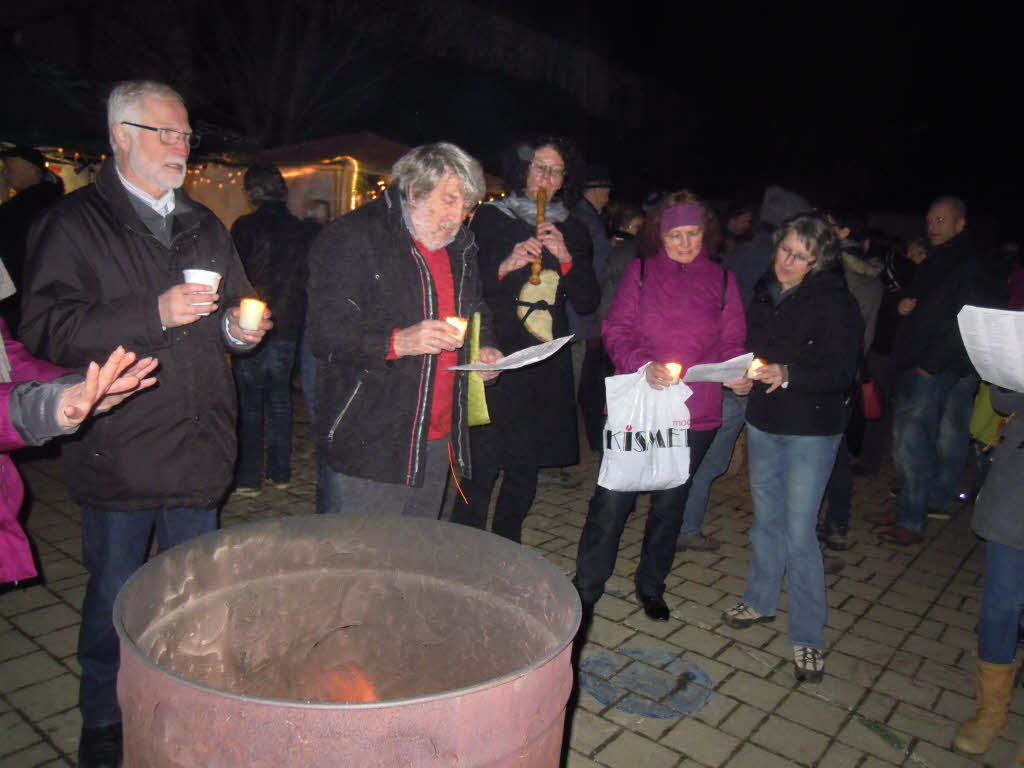 Zahlreich strmten die Besucher auf den Weihnachtsmarkt, bummelten und verweilten bei den Angeboten.<?ZP?>
