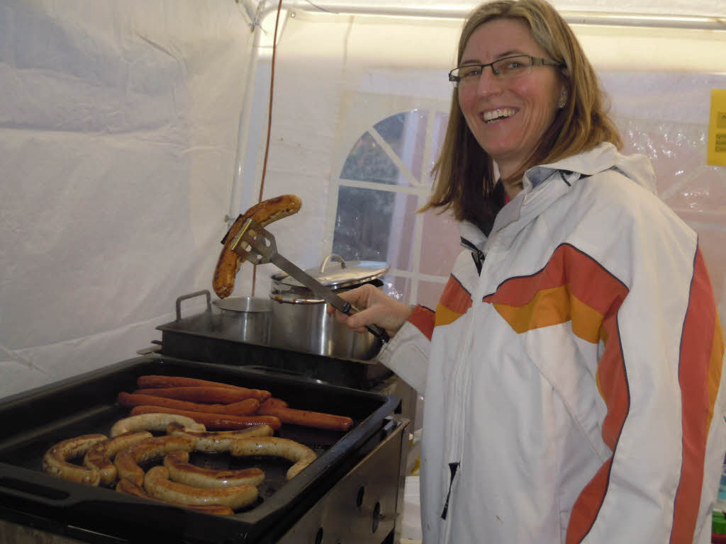 Zahlreich strmten die Besucher auf den Weihnachtsmarkt, bummelten und verweilten bei den Angeboten.<?ZP?>
