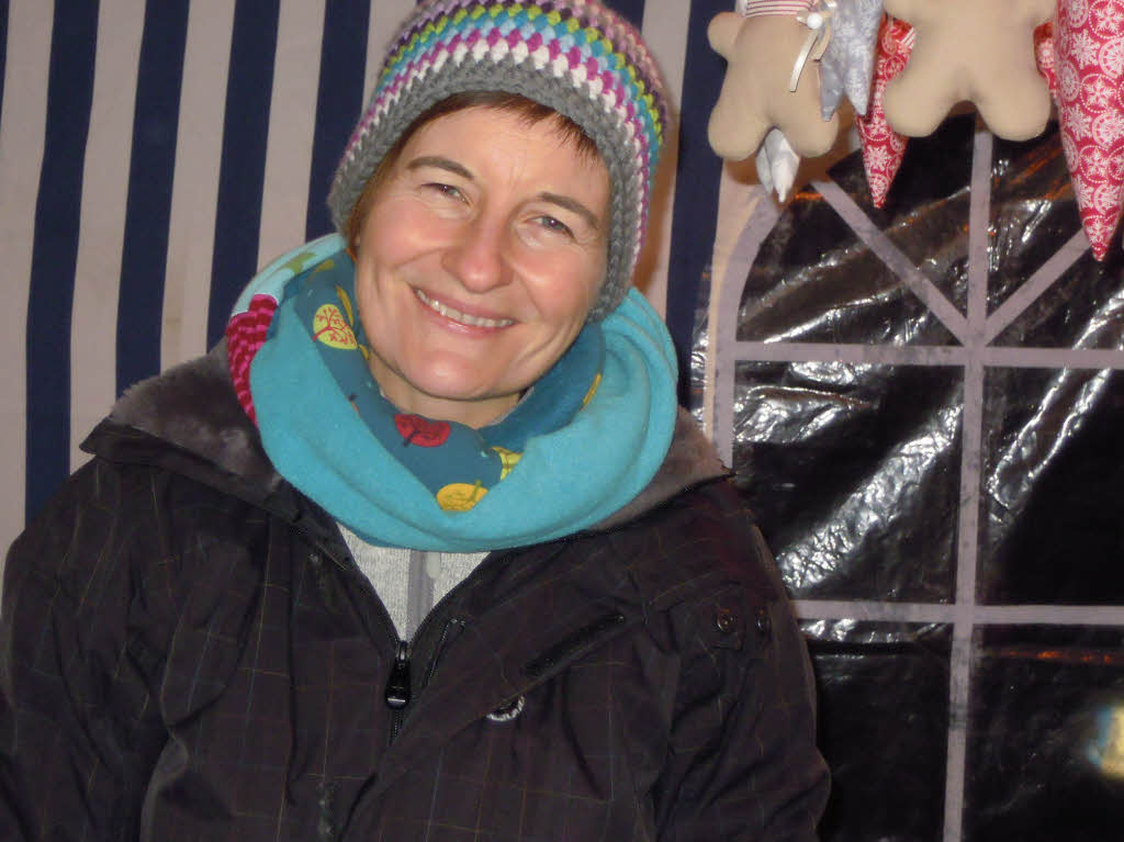 Zahlreich strmten die Besucher auf den Weihnachtsmarkt, bummelten und verweilten bei den Angeboten.<?ZP?>
