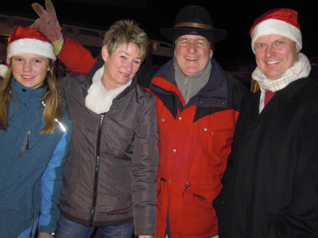 Zahlreich strmten die Besucher auf den Weihnachtsmarkt, bummelten und verweilten bei den Angeboten.<?ZP?>
