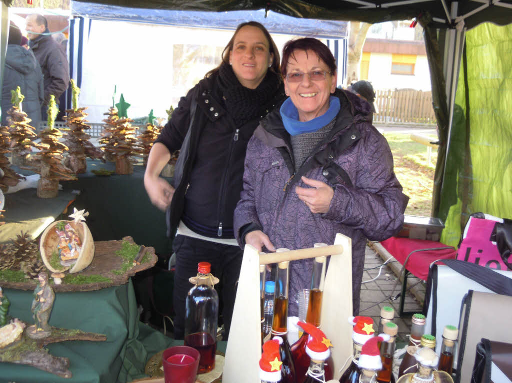 Zahlreich strmten die Besucher auf den Weihnachtsmarkt, bummelten und verweilten bei den Angeboten.<?ZP?>

