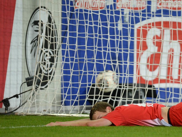 Ginter liegt nach seiner vergebenen Chance am Boden.  | Foto: dpa