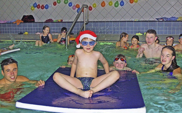 Ein kleiner Nikolaus auf der Schwimmma...b und Tadel rund um den Schwimmsport.   | Foto: Vollmar
