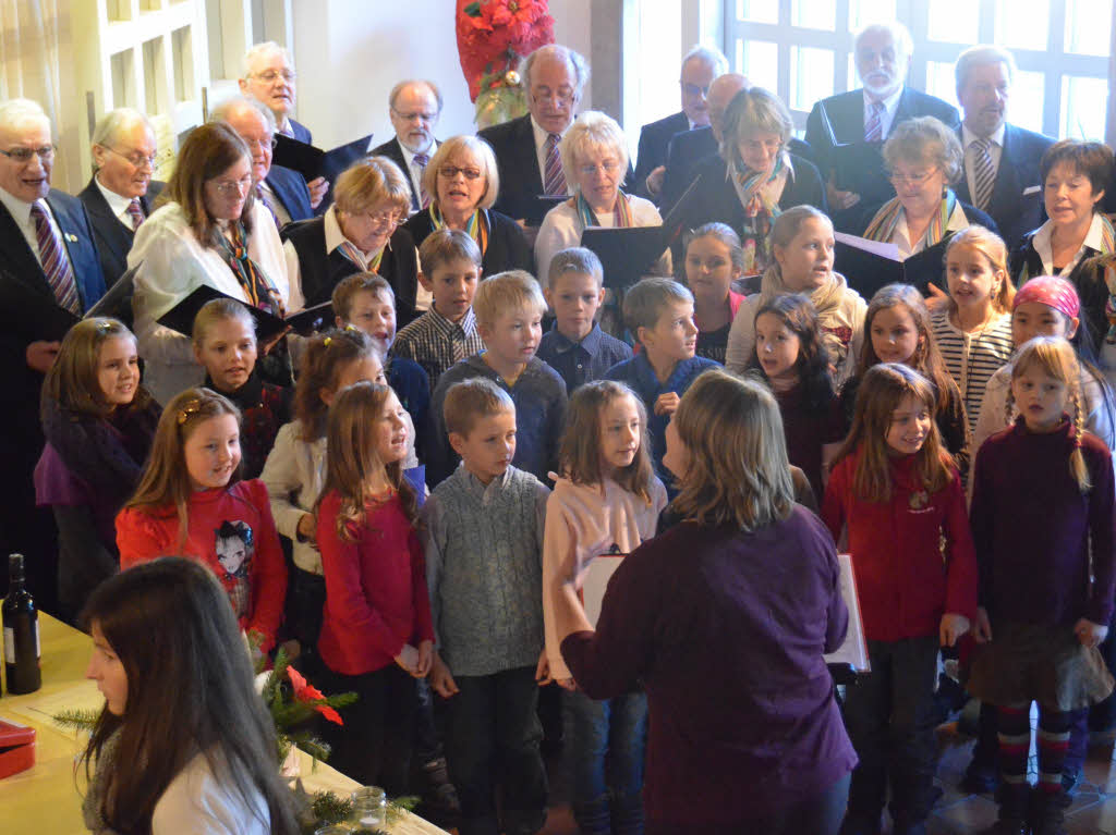 Der Grundschulchor der Frstabt-Gerbert-Schule und der Gesangverein Liederkranz unterhielten beim musikalischen Advent.