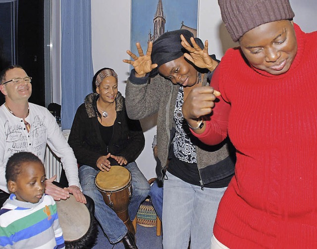 Rhythmus, dass man mitmuss: Trommeln und Tanzen bei der Adventsfeier.   | Foto: Gertrude Siefke