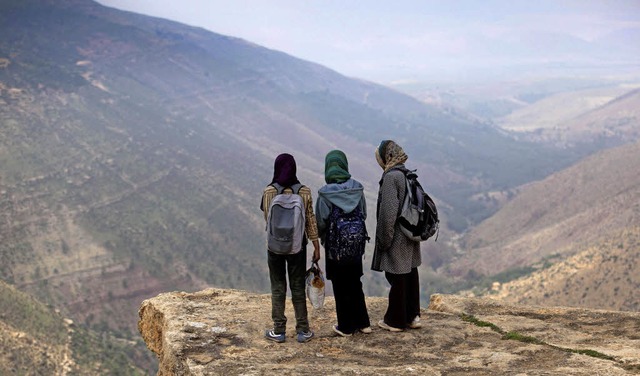 Der Schulweg dieser drei Freundinnen in Marokko fhrt durchs Atlas-Gebirge .   | Foto: Dpa