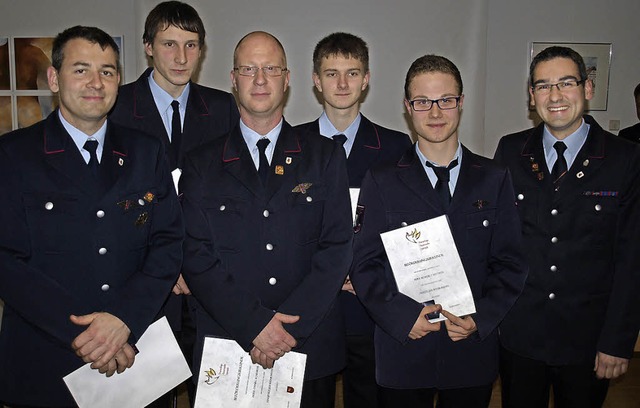 Bei der  Freiwilligen Feuerwehr Lrrac...t Thomas Gttle (rechts)  gratulierte.  | Foto: Paul Schleer