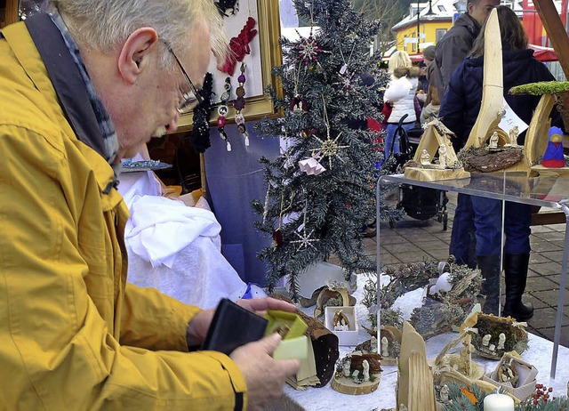 Weihnachtskrippen, klein, kleiner und ...her nicht vorbei, die musste er haben.  | Foto: Eva Korinth, akh