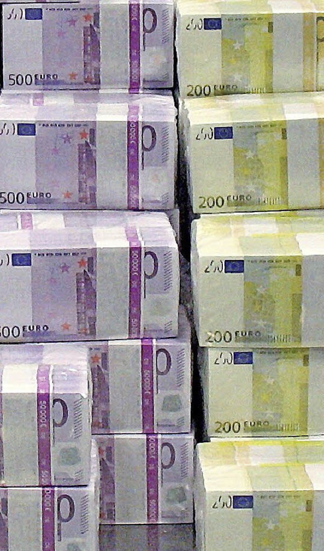 Stapelweise enthalten die Griechen dem Staat Geld vor.    | Foto: dpa