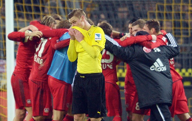 Whrend  Dortmunds Lukasz Piszczek (vo... ausgelassen ihren Coup auf dem Rasen.  | Foto: dpa