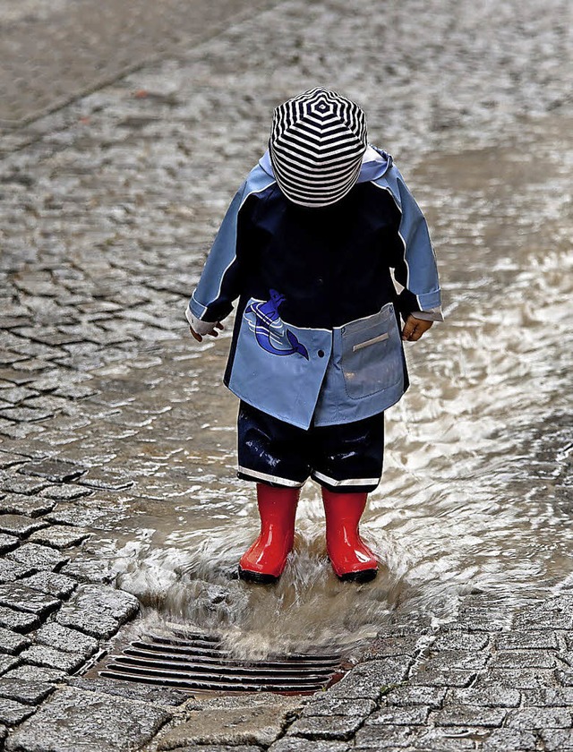 Rauschendes Wasser hat Kraft &#8211; erfhrt das Kind, das im Bchlein steht.   | Foto: Fotolia