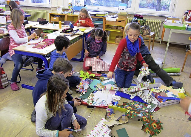 Mit Eifer beim Gestalten von Weihnacht...e in ihrem Klassenzimmer in Nordweil.   | Foto: Merz