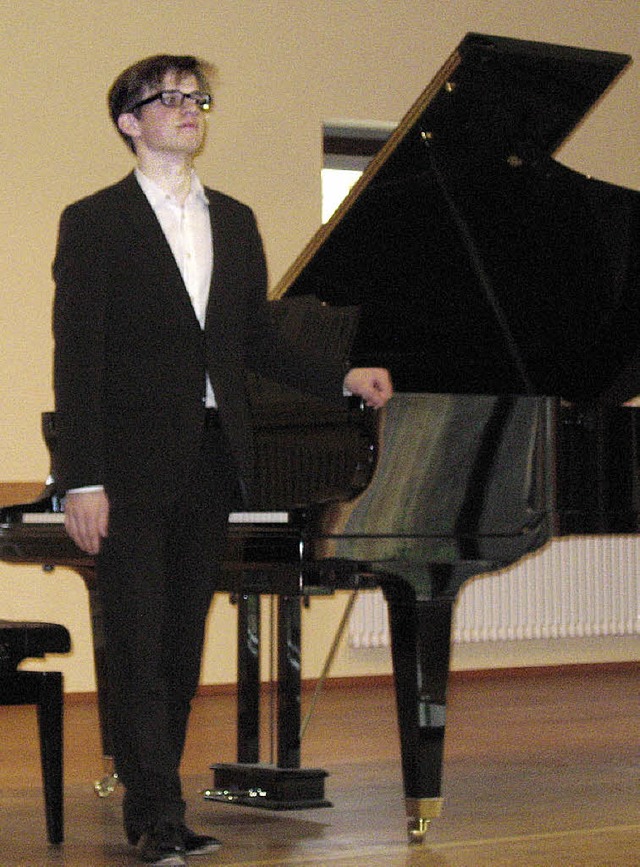 Der junge Pianist Valentin Egel nimmt im Bruckwald-Saal den Applaus entgegen.   | Foto: H. Karig