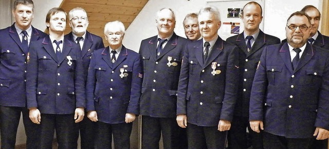 Kommandant Lothar Schweizer (vorne rec...eister Axel Widmaier (hinten, Mitte).   | Foto: Rombach