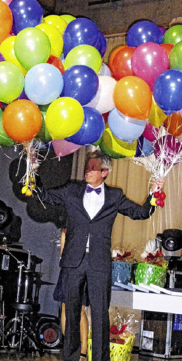 Ein Ballon gab es fr jeden Mitarbeite...er Wilfried Kltzer abgeschlossen hat.  | Foto: Minzer