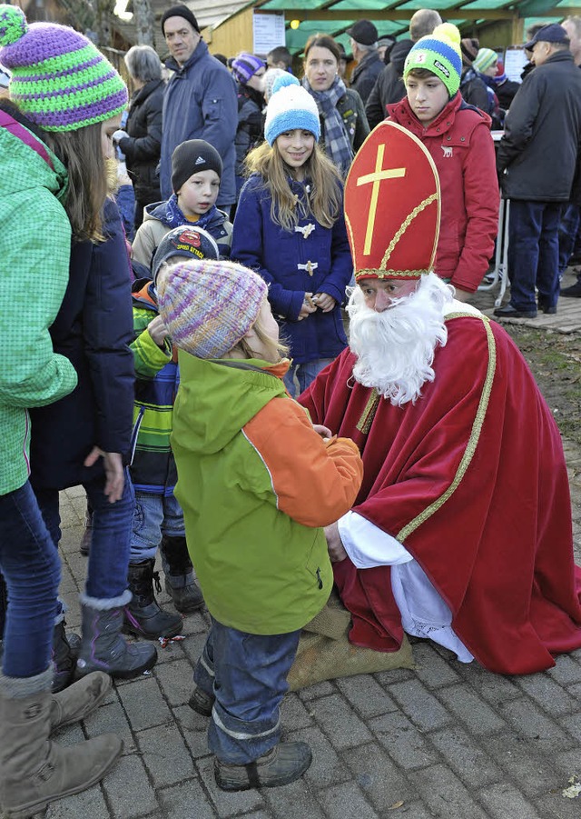 Stets von Kindern umringt: Auch der Ni...onntag den Adventsmarkt in St. Peter.   | Foto: Franziska Lffler