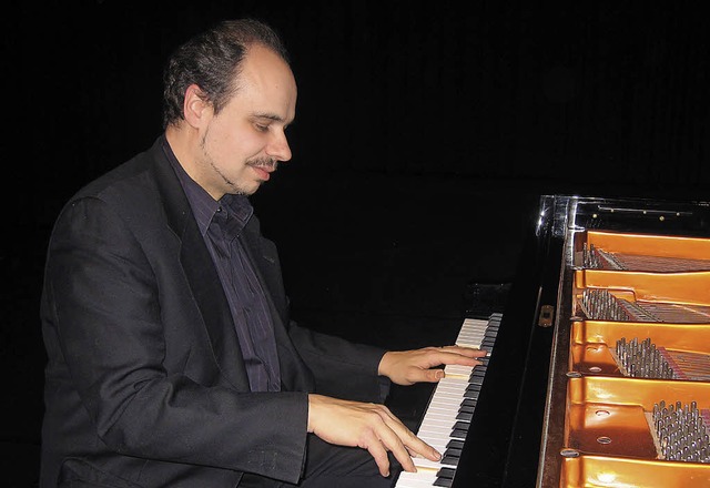 Claudio Martinez Mehner am Klavier  | Foto: Hildegard Karig