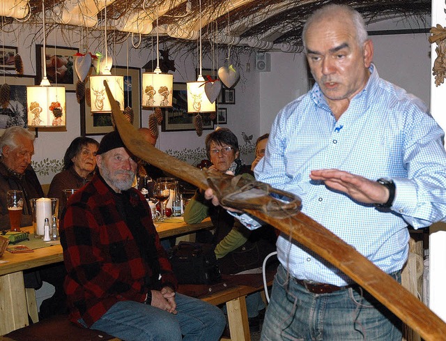 Walter Strohmeier erlutert die Funkti...bindung eines Skis aus dem Jahr 1892.   | Foto: C. Sahli