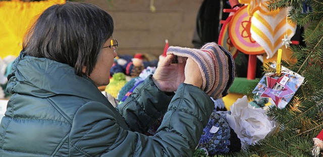 Ob sie wohl passt? Eine Besucherin auf dem Weihnachtsmarkt in Mahlberg.   | Foto: Sandra Decoux-Kone