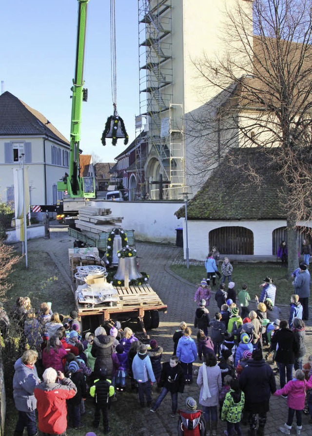 Groes Gert und filigrane Maarbeit beim Einsetzen der Glocken.  | Foto: sabine model