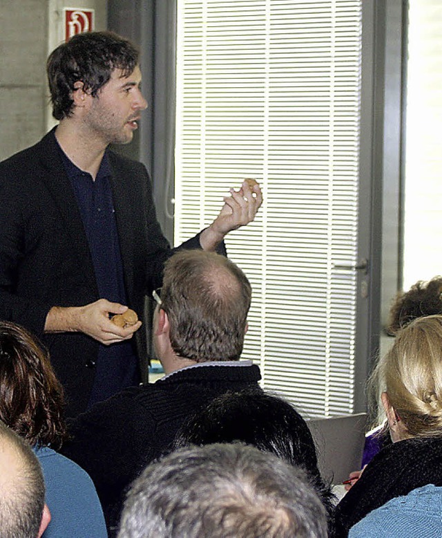 Referent  Bert Burtzlaff vom Studienhaus Landau (Pfalz) sprach vor den Eltern.   | Foto: Fabry