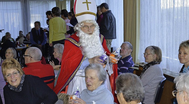 Eine schne Nikolausfeier (mit Nikolau...eimbewohner des Markus-Pflger-Heims.   | Foto: Georg Diehl