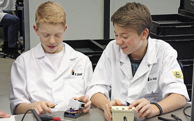 Zwei Praktikanten der Werk- und Realsc... &#8222;Elektronische Sanduhr&#8220;.   | Foto: Schule