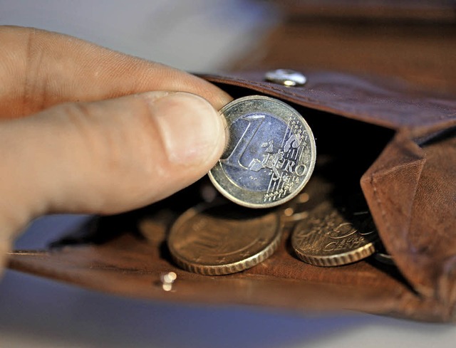 Viele haben weniger Geld im Portemonnaie.   | Foto: dpa