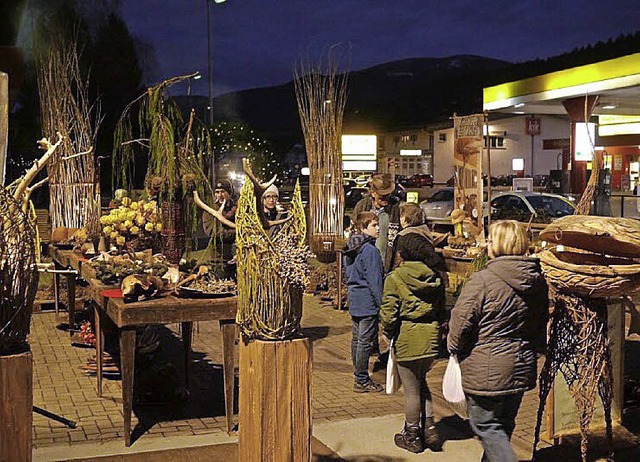 Ein anheimelnde Weihnachtsatmosphre p... den ersten Elzacher Weihnachtsmarkt.   | Foto: Fotos: Kurt Meier