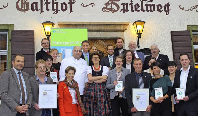 EMAS-Zertifikate fr Naturpark-Wirte: ...chts) berreichten die Auszeichnungen.  | Foto: jennifer Ruh