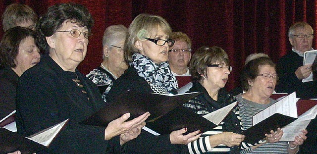 Der katholische Kirchenchor beim  Adventsnachmittag   | Foto: irene br