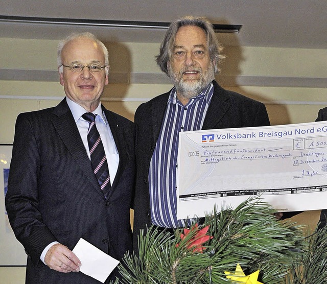 1500 Euro erhielt Diakon Harald Stefan... Humpfer, rechts Kassierer Franz Mayer  | Foto: Markus Zimmermann               