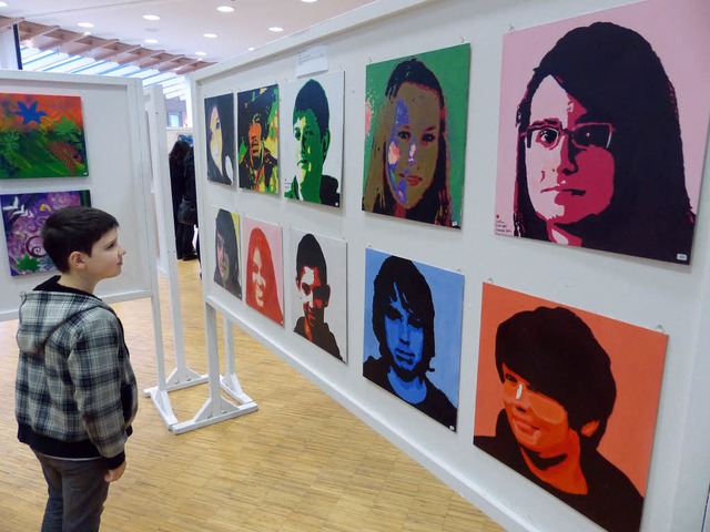 Portrts im Stile von Andy Warhol gab es beim Kunstmarkt zu sehen.   | Foto: Frank Leonhardt