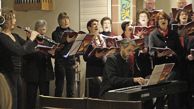 Der Kirchenchor bei seiner Darbietung ...Dinnebier) und Klavier (Benjamin Buob)  | Foto: Pia Letter-Hirsch