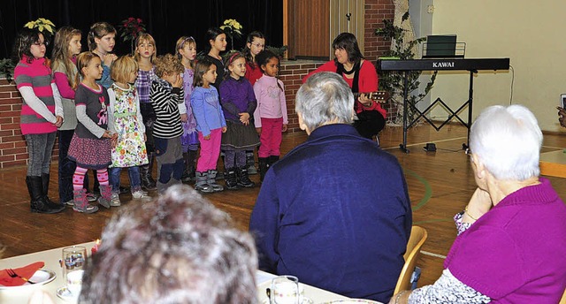 Kinderchor erfreut die Senioren  | Foto: Hans-E. Meidhof