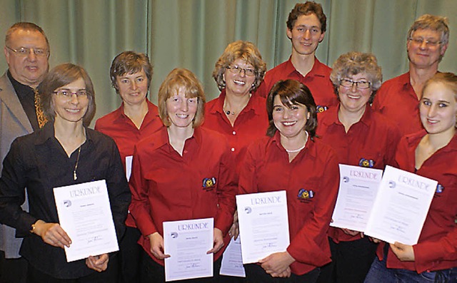 Der Bezirksvorsitzende des Deutschen H...nner (von links) mit Ehrennadeln aus.   | Foto:  Werner Probst
