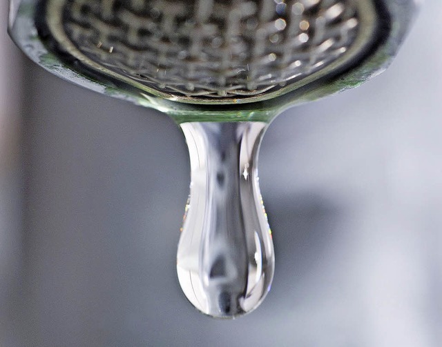 Die  Qualitt des Trinkwassers zu sich... des Zweckverbandes Wasserversorgung.   | Foto: dpa