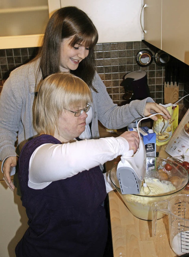 Auch Kochen will gelernt sein: Sarah K...mmen mit Jasmin Hugenschmidt (hinten)   | Foto: Britta Wieschenkmper