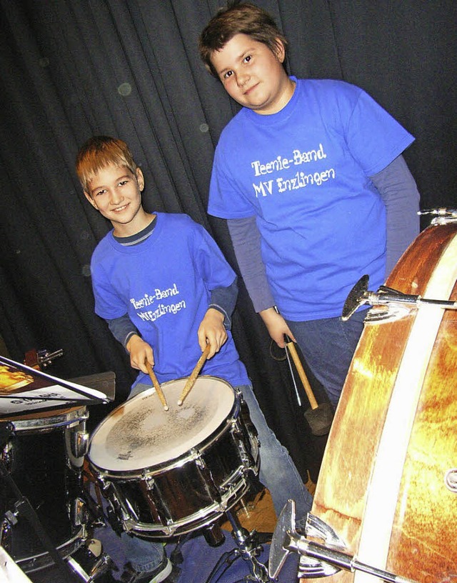 Zwei Mitglieder der Teenie-Band des Mu...ng bei der Adventsfeier fr Senioren.   | Foto: Johanna Hgg