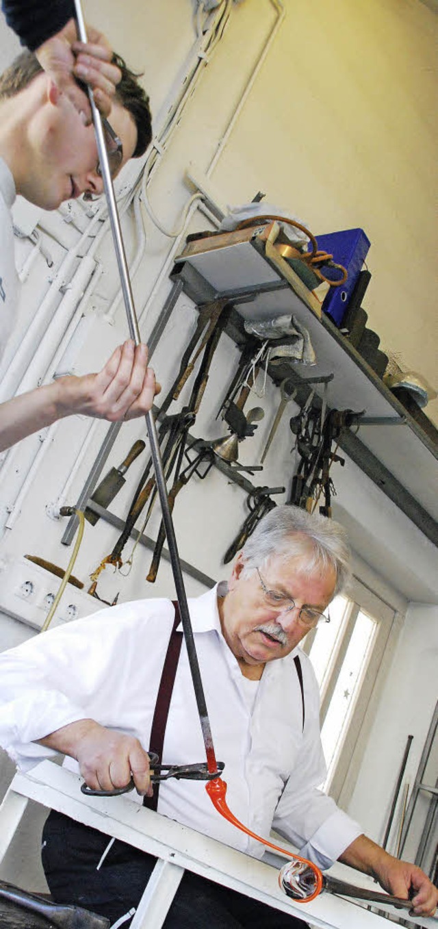 Eine Glasschale entstehet: Max Schlott...n das gefrbte Glas auf das klare auf.  | Foto: Ralf Staub