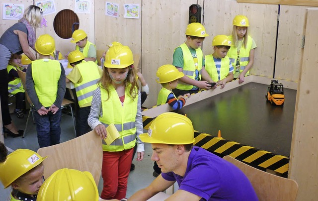 Kinder erkunden die Kinderbaustelle von Evonik.   | Foto: privat