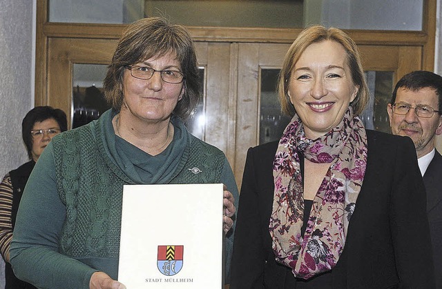 Auszeichnung fr Helene Hurst: Brgerm...s Landes und das Ehrenglas der Stadt.   | Foto: Volker Mnch