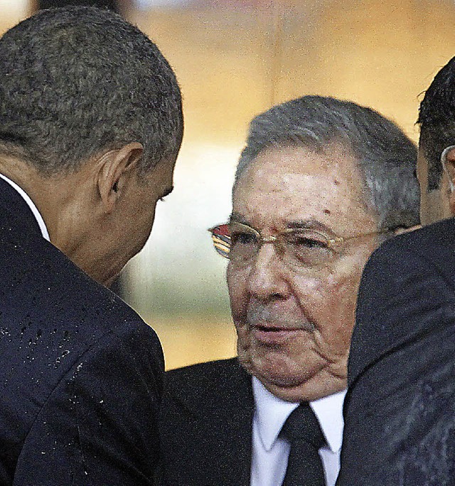 Historischer Handschlag zwischen US-Pr...ck Obama (links) und Kubas Ral Castro  | Foto: dpa