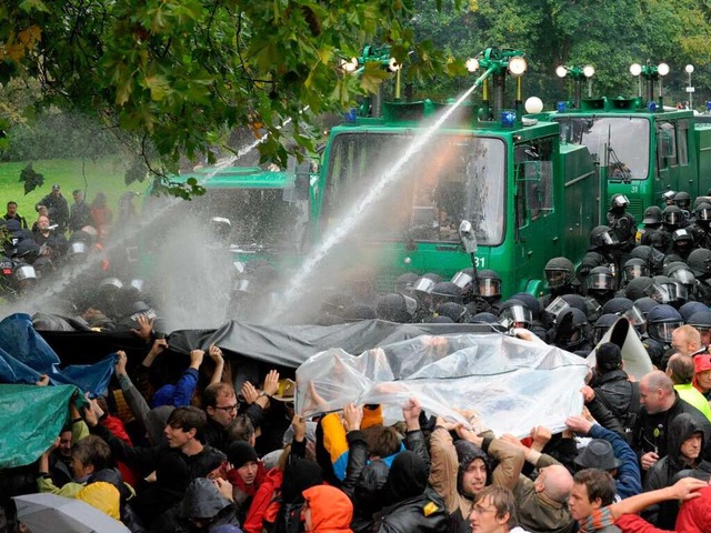 Der umstrittene Polizeieinsatz im Stuttgarter Schlossgarten 2010   | Foto: dpa