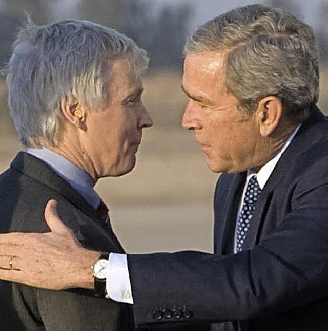 Ryan Crocker (links) und  der damalige...ident George W. Bush   2008 in  Bagdad  | Foto: AFP