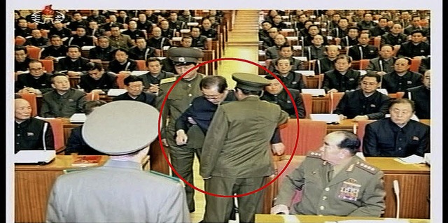 Das Staatsfernsehen zeigte, wie Jang i...os von Nordkoreas KP verhaftet wurde.   | Foto: dpa