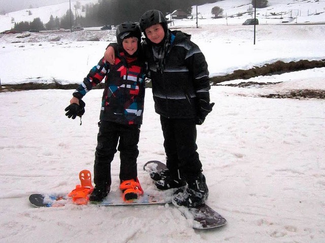 Marius und Wieland stehen gerne auf dem Snowboard.   | Foto: privat
