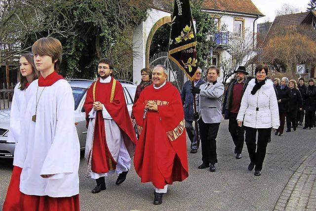 Viele Glubige beim Patrozinium